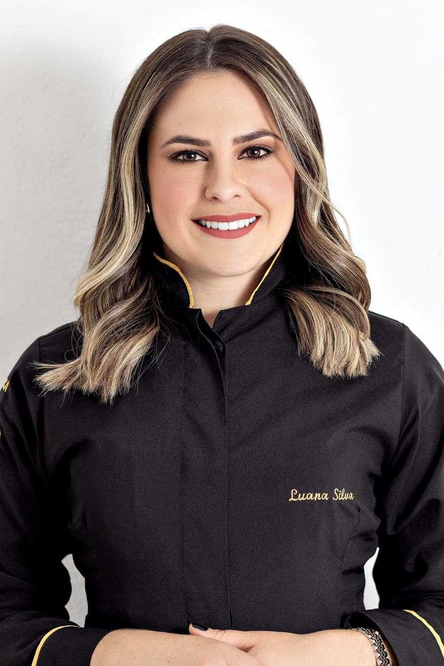 Depiladora, profissional de estética sorrindo
