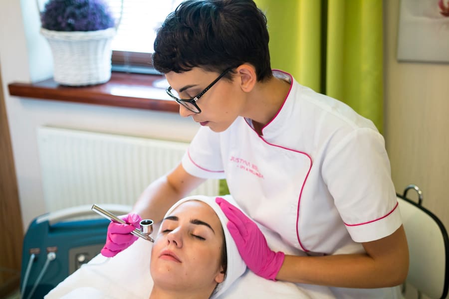 Esteticista fazendo tratamento facial em cliente